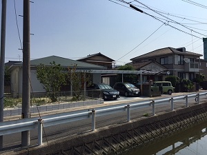 エフルージュトリプル 基本セット 57-71H ハイルーフ柱 屋根/熱線遮断ポリカーボネート板 奥行:5768mm×幅:7108mm  有効高:2355mm　柱4本　3台用