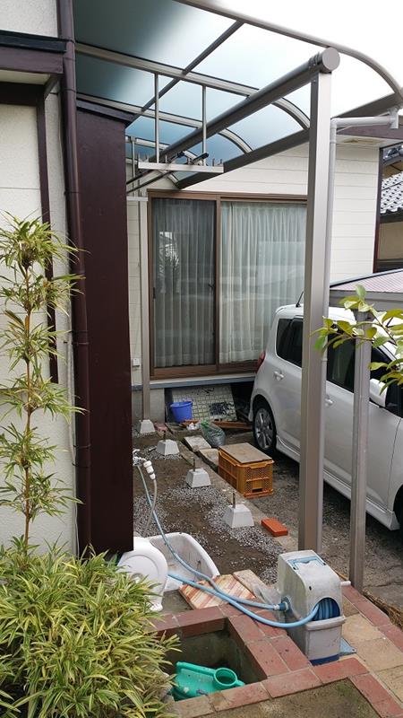 テラス屋根　ヴェクター 600N/平方メートル　柱奥行移動タイプ　関東間 間口:2間(3670mm) 出幅:6尺(1770mm） 屋根形状/アール型 屋根/熱線遮断ポリカーボネート 柱2本 積雪:20cmまで