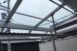 LIXIL スピーネ　造り付け屋根タイプ 600N/平方メートル　関東間　自在桁仕様 間口:2間(3660mm) 出幅:7尺(2085mm） 屋根形状/R型 屋根/熱線吸収ポリカ 積雪:20cmまで